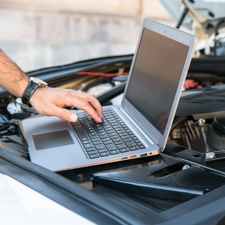 Ciężarówka i laptop do diagnostyki